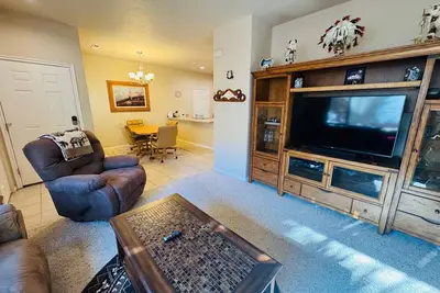 Image de Juniper Retreat | Ground 2br Pet-Friendly + over $500 in complimentary activities!