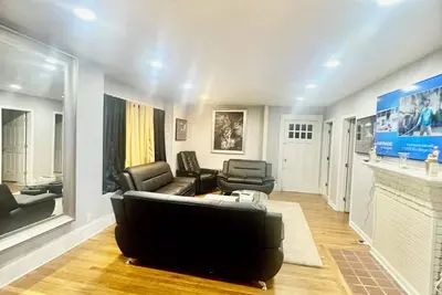 Image de Newly renovated 6-bedroom 2bath single family house.