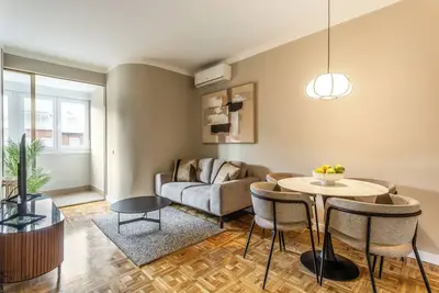 Image de Descubre tu nuevo hogar en pleno corazón de Madrid, en la vibrante calle Orense. Este elegante apartamento de 50 m² ha sido diseñado para ofrecer confort, estilo y funcionalidad en cada rincón.