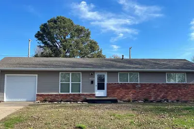 Image de 3-bedroom house is a sweet home on Alabama Avenue