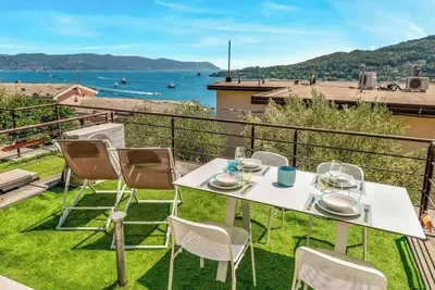 Image de Welcome to La Caravella, your dream vacation home in Portovenere! Located in one of the most enchanting locations in Liguria, this splendid property offers a breathtaking view of the sea, perfect for spending unforgettable moments in the company of fam