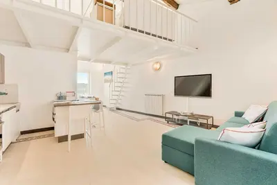 Image de Dans le pittoresque village de Fezzano, à quelques minutes de La Spezia et de Portovenere, se trouve la Casa al Quarto, un appartement spacieux et lumineux situé dans un quart de piano d'une maison typique de Ligure (sans ascension). La maison peut accu