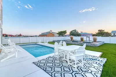 Image de Pet-friendly oceanside home w/pool in Kill Devil Hills by Sun Realty