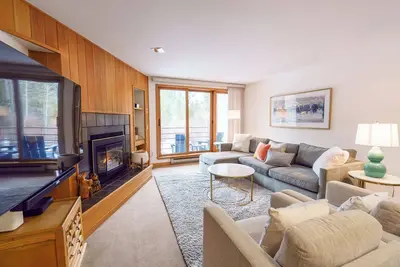 Image de Bright Condo with Slopeside Views/ Pool and Hot tub Access