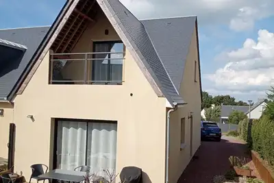 Image de Dans centre bourg avec tous commerces et à 5 minutes de la plage. \nCalme assuré