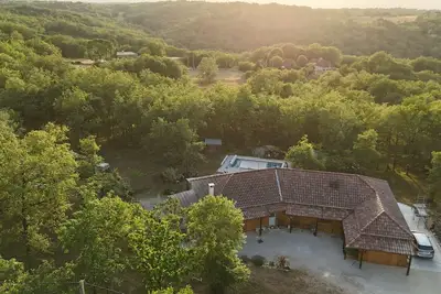 Image de Appartement de plain pied dans maison bois avec piscine en forêt. 2/4 personnes.