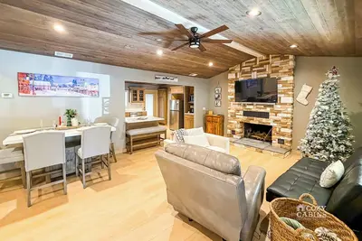 Image de Quiet Escape | Renovated + Fireplace + Fenced Yard