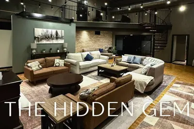 Image de The Hidden Gem- Superb 7-bedroom Studio with arcade, theater and more!
