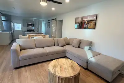 Image de Remodeled 2 br home in Nob Hill with Ac, and garage.