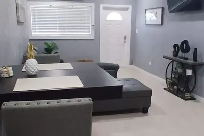 Image de Stylish 2br Unit, 1 Min from Ghb Airport