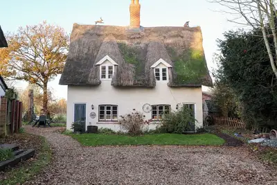 Image de The Hare & The Bumblebee Cottage, pet friendly in Eye