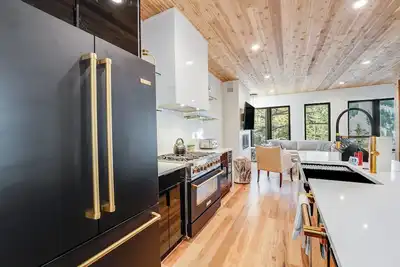 Image de New! Alpine Tracks Retreat – Ski In/Ski Out Home with Mountain Views, Fireplace & Rooftop Deck