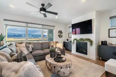 Image de Modern retreat with panoramic Bridger Range views