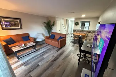 Image de 7 Beds/2 Bedroom/Outdoor Patio-Newly renovated City Centre/Energy Corridor