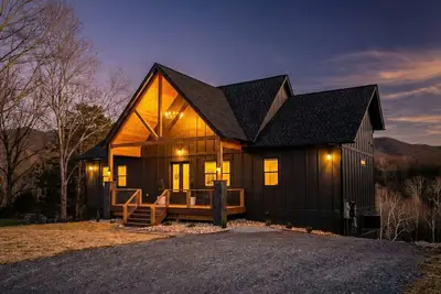 Image de Chalet Noir • Elevated Modern Hideaway • Stylish 6br Luxury Cabin w/River view