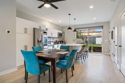 Image de Discover the Heart of Chicago from Our Modern 3 Bed/ 2. 5 Bath Home