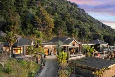 Image de Escape to Bali Bliss, a tranquil holiday home in the heart of Golden Bay