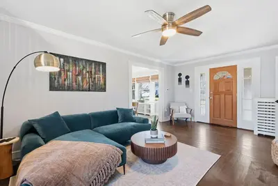 Image de Beach Days & Cozy Nights - Fireplaces + Private Home Theater Escape