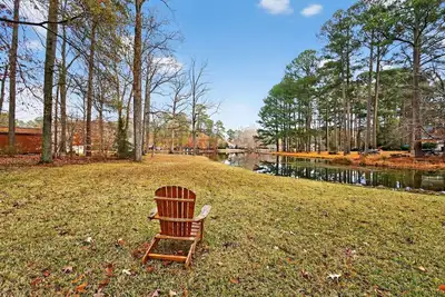 Image de Lakefront Haven | Sunroom, Deck, Near Hospital