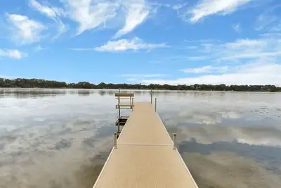 Image de Spacious 6-bedroom lake home with an indoor pool, hot tub, and sauna.