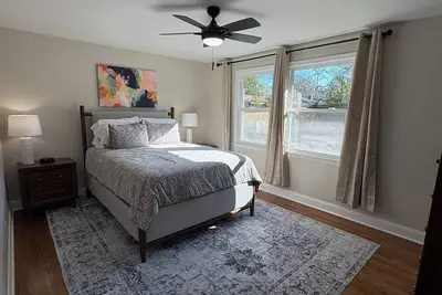 Image de Private 3-bedroom ranch house with open backyard in charming Augusta.