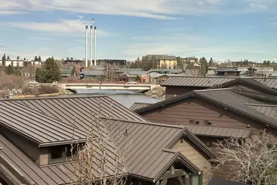 Image de Beautiful end unit home with big horizon views!