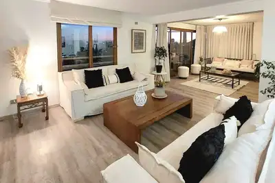 Image de Beautiful view of Santiago. Apartment for 10 people steps from Parque Arauco