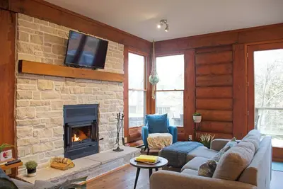 Image de Cozy Chalet with Private Spa & Fireplace