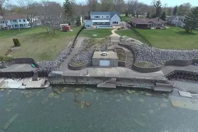 Spacious 6-Bedroom Lake-Front House with Heated Pool, Fire-Pit, 3. 5 Baths