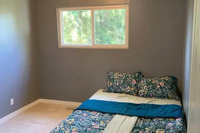 Image de Private bedroom with a Shared washroom in a shared home in Edmonton, Canada