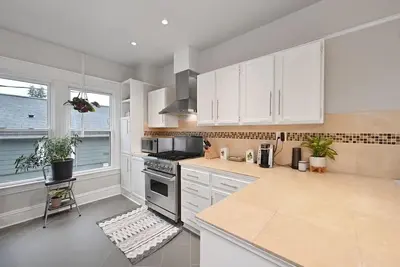 Image de Home in Seattle with 2 kitchens & 2 living areas