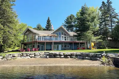 5 Bedroom Lakefront Cottage with Private Beach