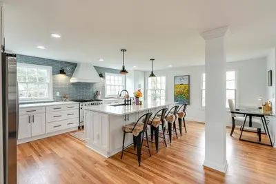 Image de Quintessential Chagrin Falls in an upscale home!