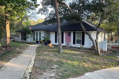 Image de One acre family retreat near downtown Mckinney