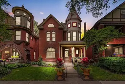 Image de Renovated Neil Ave Victorian by Osu & Short North - Family-Friendly, Group-Ready