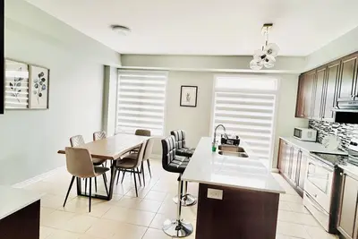 Image de Comfy home sleeps 13+ guest with wifi &parking Netflix