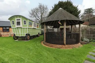 Image de The Gypsy Caravan, pet friendly, with a garden in Burbage, Wiltshire