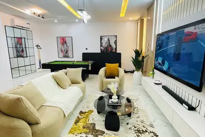 Image de BrainStone Apartment, Stylish 2-Bedroom Shortlet with Pool & Gym in Lekki Ajah