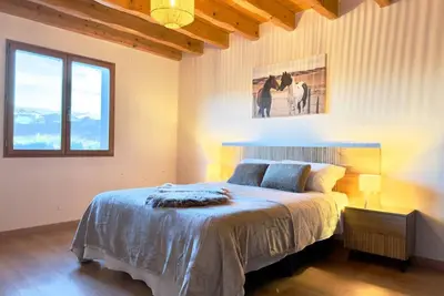 Image de CaL QuERoL Ur refugi de montaña con chimenea y billar