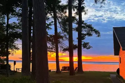 Image de Cozy 2-Bedroom Cottage in Charming Manistique – Steps to Indian Lake