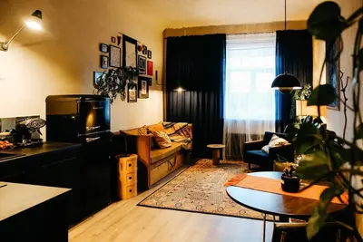Image de Dark & Moody Mid Century Apartment