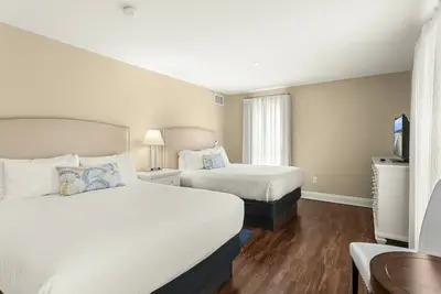 Image de York Beach, Maine | Two-Queen Resort Room with Ocean Peek | Walk to Beach