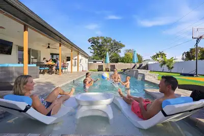 Image de New! Family Private Resort, Heated Pool, Pickleball, Putting Green & Game Room