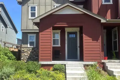 Image de Serene 3 Bdrm 3 Bthrm Home in Aurora, Sleeps 10 & Near Everything! ! !