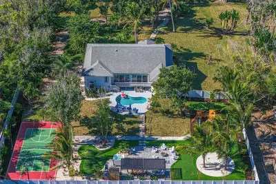 Image de Pickleball, Heated Pool, Hot Tub, Sauna, 10Min to Ami