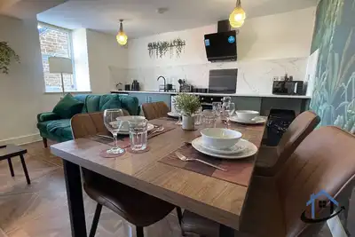 Image de Apt 2 Manor House - 2 Bed 1 bath sleeps 5 parking