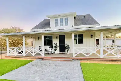 Image de New Just Listed! Idyllic Brand New Farmhouse Retreat with Wraparound Porch