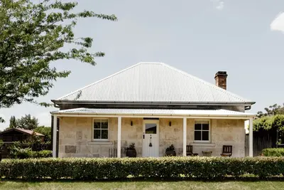 Image de Airdrie Storybook Country Cottage Charm