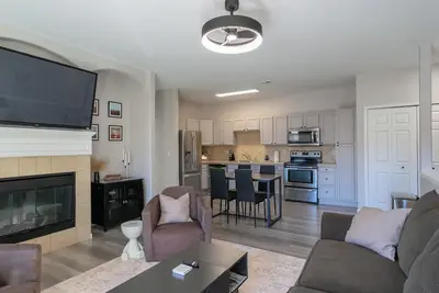 Image de Dreamy 2-bedroom Saddlerock condo