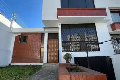 Image de Entire House in Quito’s Rumipamba Neighborhood.